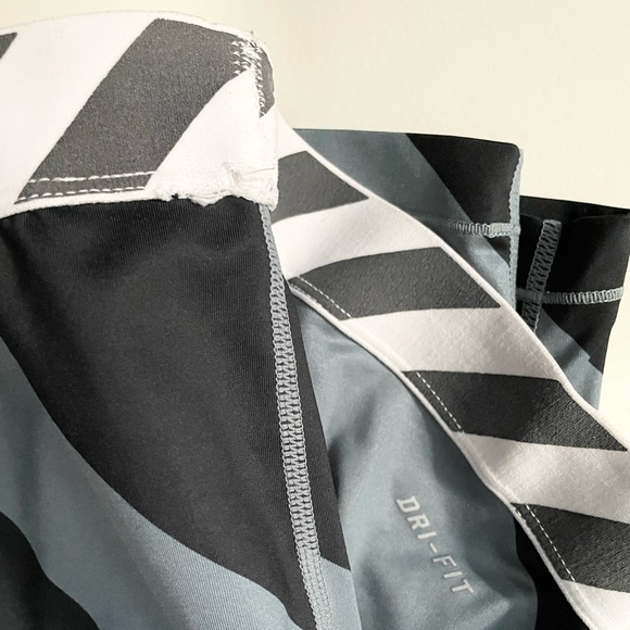 Black and gray Nike cropped workout leggings - Picture 3 of 4